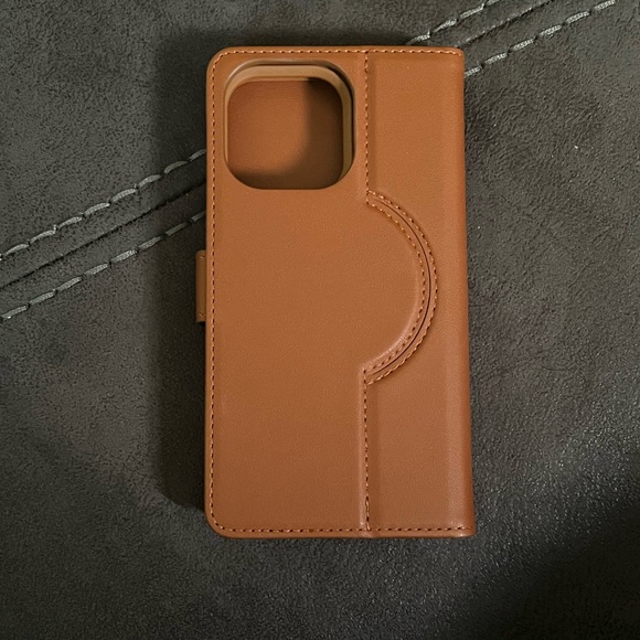 iPhone 13 Pro brown leather MagSafe wallet case - Picture 2 of 6